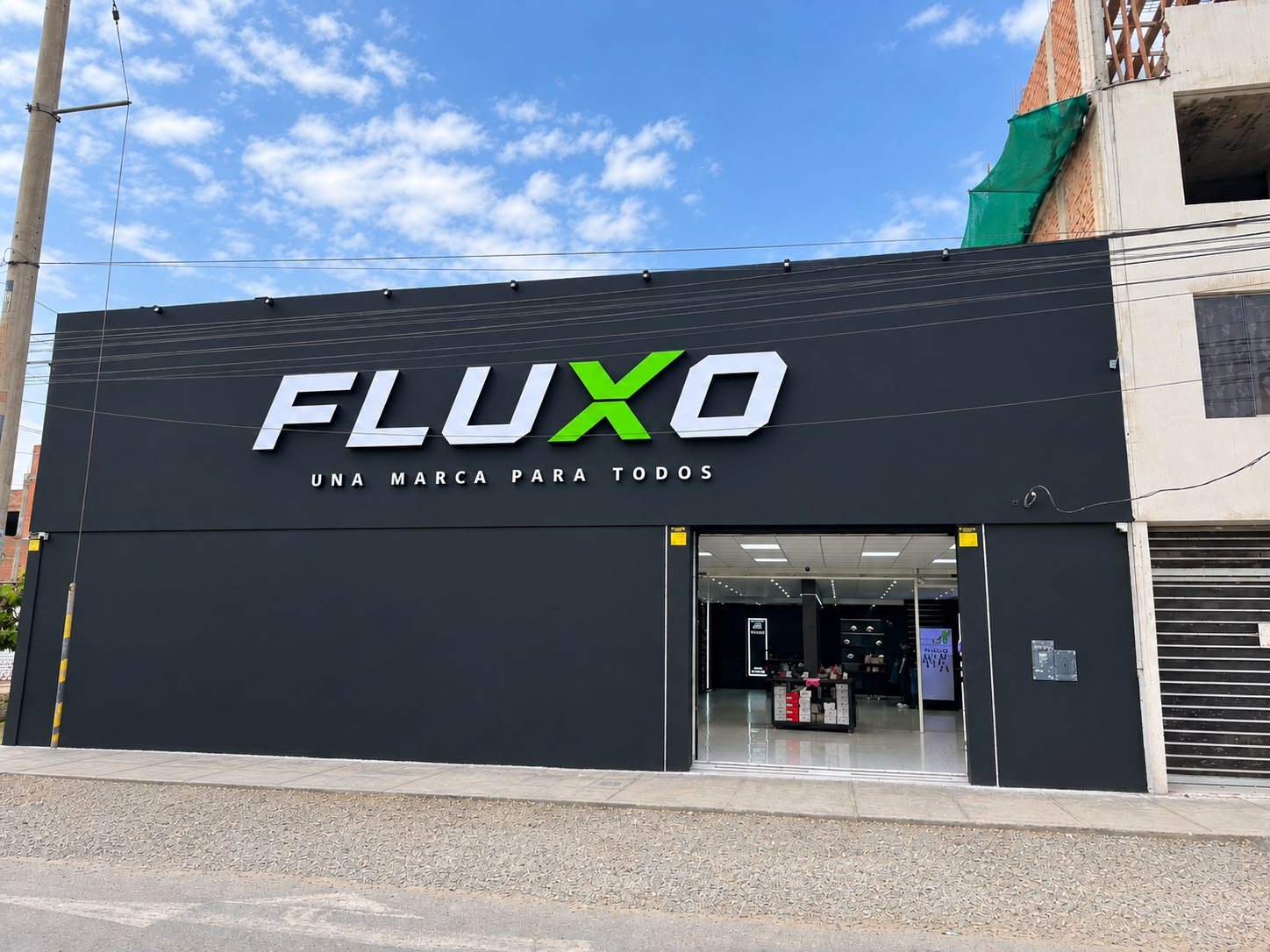 Fachada de la tienda Fluxo en Trujillo